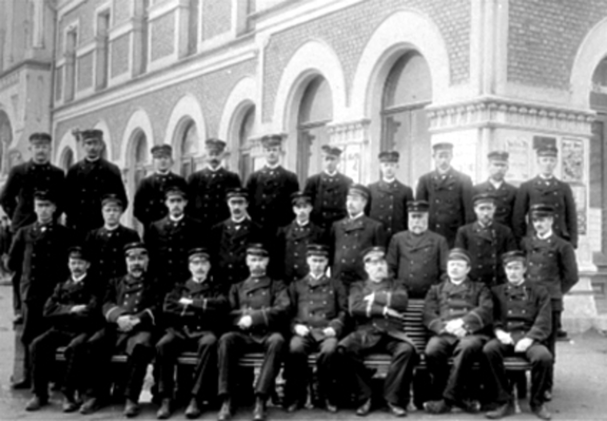 Anno Domkirkeodden, Hamar Jernbanestasjon, gruppe 27, uniformer. 1 rekke f.v. Joh. Pedersen, Evensen, H. Tomter, Nils Olsen, Pedersen, Abel, Johs. Alhaug, Bergh. 2 rekke f.v. Kr. Løken, S. Evensmo, Kjeldsrud, Søbak, O. Svendsen, Utgard, Stenberg, Enoksen, Moren. 3. rekke f.v. Lindberg, O. Simensen, E. Haraldsen, Larse…