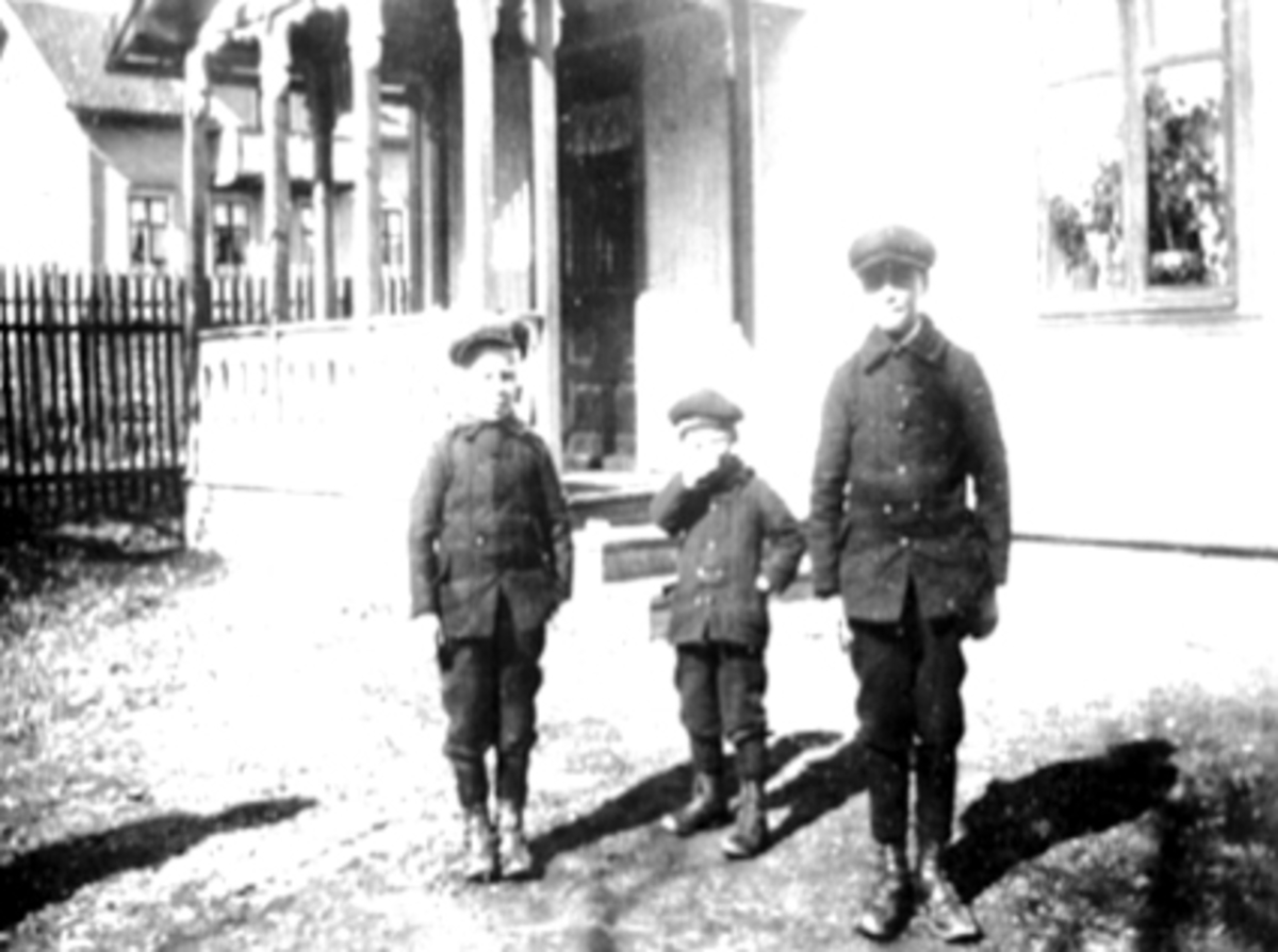 Anno Domkirkeodden, Kaare Jostein Rustad f. 1912, Odd Rustad f. 1915, Magnar Rustad f. 1909. Grønstad i Brugata, Hamar. Gruppe 3, brødre.