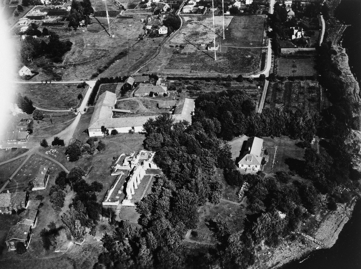 Anno Domkirkeodden, FLYFOTO: DOMKIRKERUINEN, STORHAMARLÅVEN, STORHAMAR GÅRD, HEDMARKSMUSEET OG DOMKIRKEODDEN