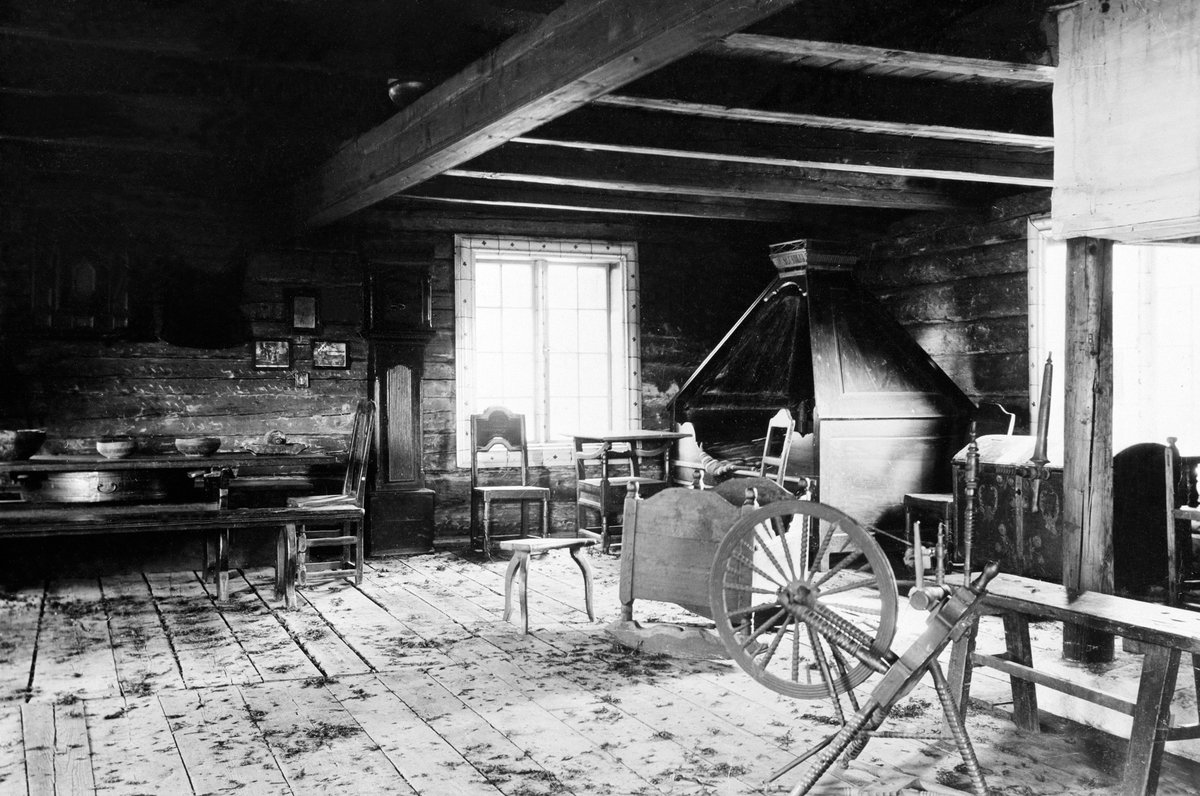 Anno Domkirkeodden, INTERIØR: GRIMSRUDBYGNINGEN, HDH 14, OPLANDENES FOLKEMUSEUM, HEDMARKSMUSEET OG DOMKIRKEODDEN. ETTER AT BYGNINGEN ER FLYTTET TIL HH. TAKDRAGER ER SKIFTET UT.