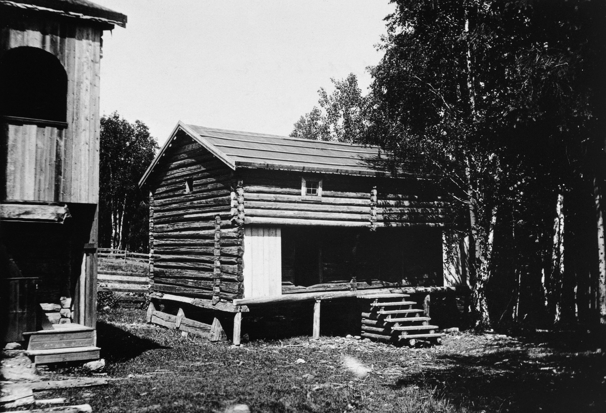 Anno Domkirkeodden, LØKENSTABBURET HDH. 16, SETTES OPP PÅ UTSTILLINGSPLASSEN, OPLANDENES FOLKEMUSEUM. Står i dag på Hedmarksmuseet.