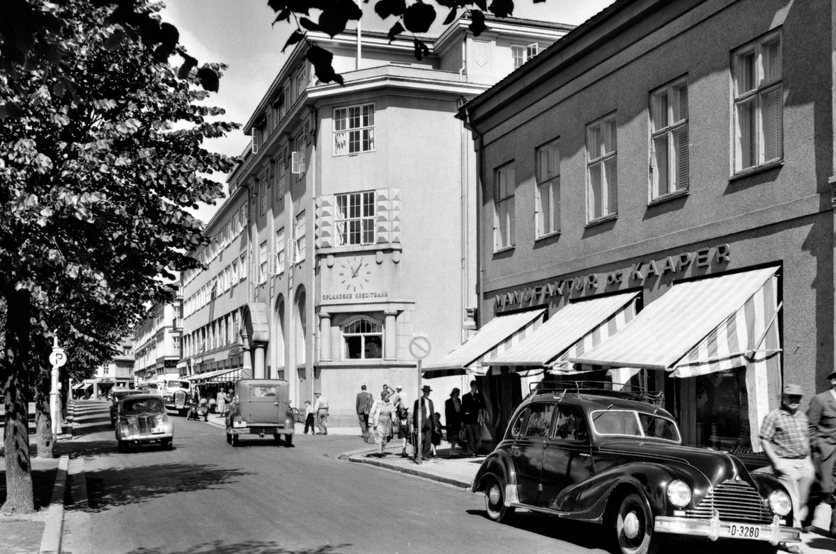 Anno Domkirkeodden, STRANDGATA 37 - 41, BILER: D-3280, FOLK