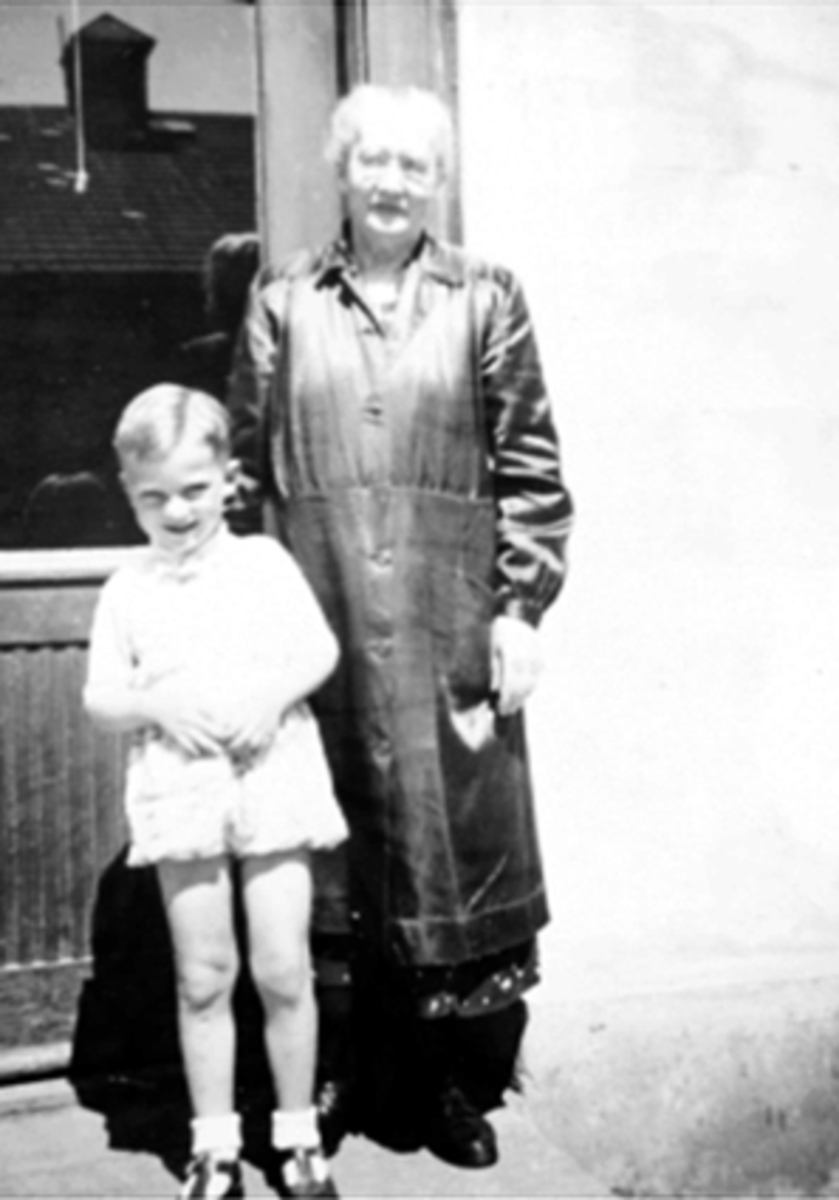 Anno Domkirkeodden, MARIE KRISTIANSEN MED BARNEBARNET FRED FORAN LONDONERBASAREN