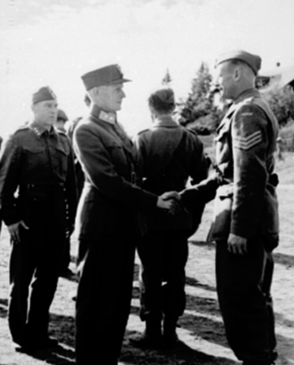 Anno Domkirkeodden, GENERAL OTTO RUGE HILSER PÅ SOLDAT ETTER KRIGEN, RIDEHUSET, HJEMMEFRONTEN