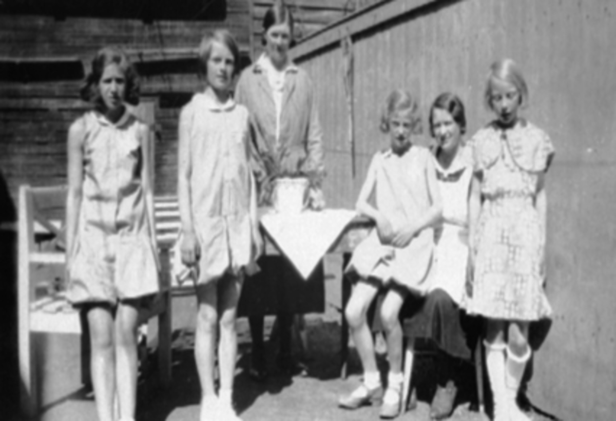 Anno Domkirkeodden, GRUPPE 6, 4 JENTER, 2 DAMER, BAKGÅRDEN HEIDMANNSGATE 11, FRA VENSTRE: RAGNHILD GIHLE, ODA THORUD, EMILIE THORUD, EVA SUKKESTAD, OTHILIE KJONERUD OG EDTH FJELD