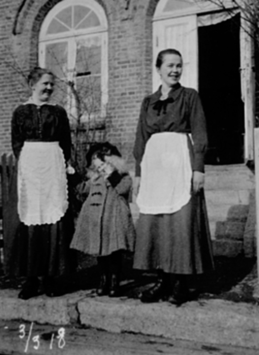 Anno Domkirkeodden, Kafe Royal, Stortorget,Torggata 83, Hamar. To ukjente serveringsdamer, i midten Magda (Dagmar+ usikker) Jensen. Datter til innhaverne.
