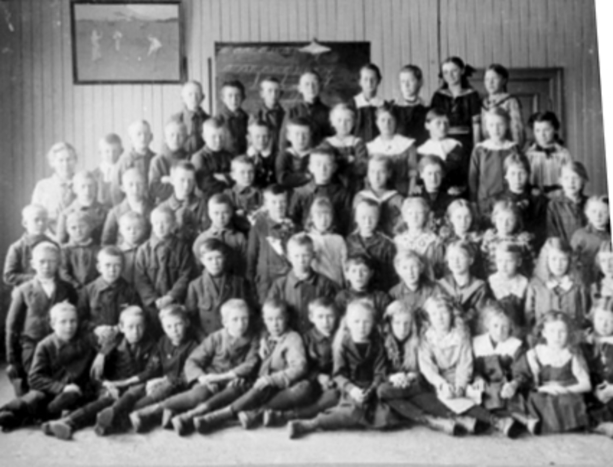 Anno Domkirkeodden, GRUPPE 63 SKOLEELEVER MED LÆRER, FREDVANG SKOLE, VANGSVEGEN 143.