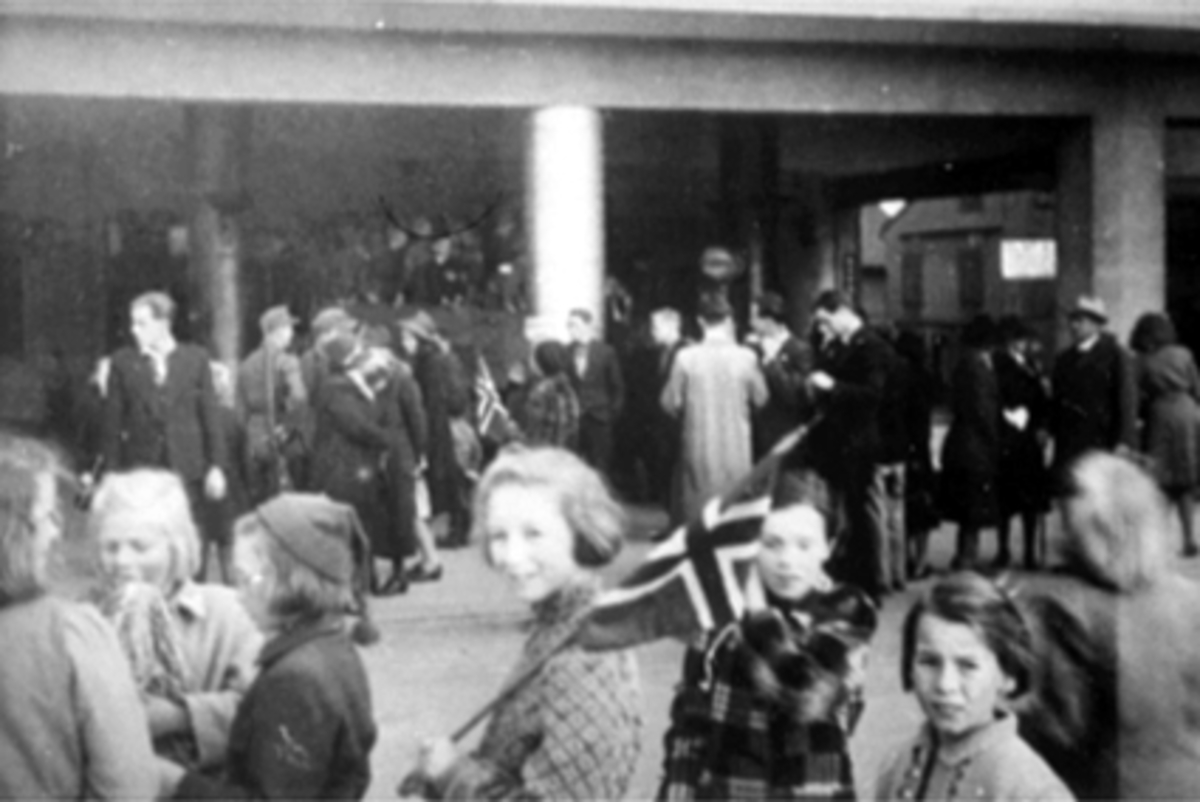 Anno Domkirkeodden, FREDSDAGENE I MAI 1945, RANDI, GERD, KARI, MAGNHILD, INGER VED HOTELL ASTORIA, ØSTRE TORG