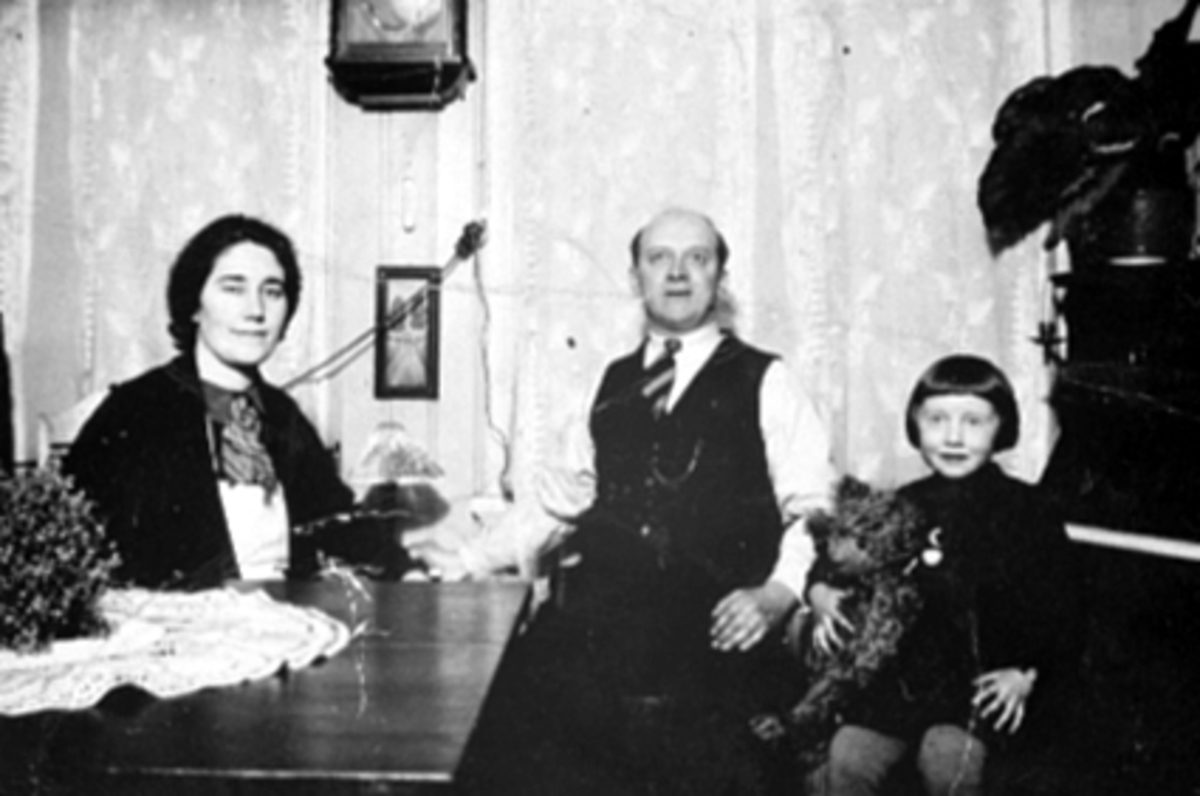 Anno Domkirkeodden, Stangevegen 64, interiør, stue. Familien Kristiansen. F.v. Edel Kristiansen, Nils Kristiansen, Eva Kristiansen.