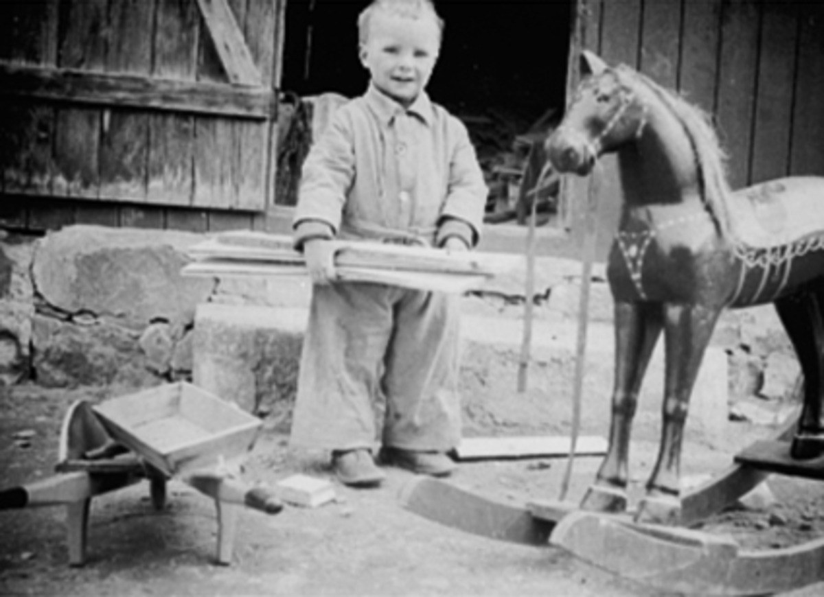 Anno Domkirkeodden, ARNE BÆKKELUND LITEN GUTT, BARNELEKER, GYNGEHEST, TRILLEBÅR