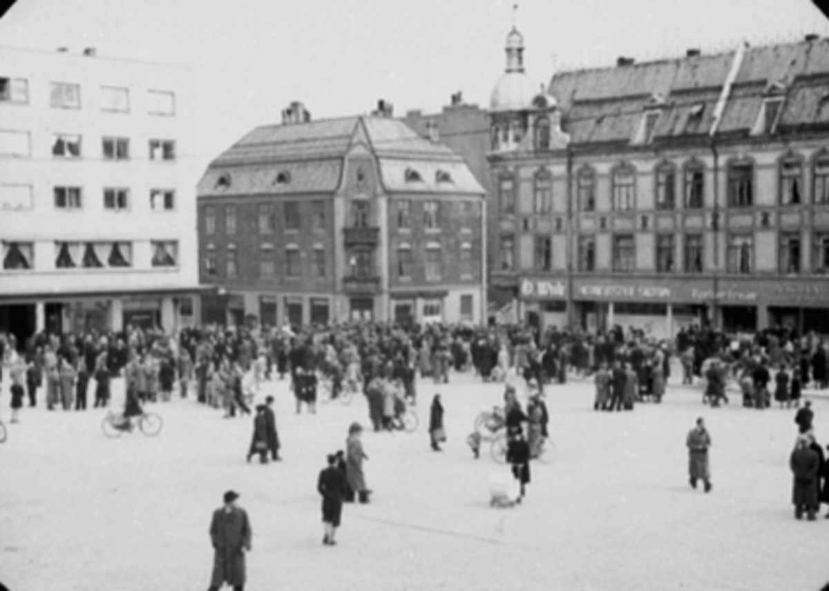 Anno Domkirkeodden, FRIGJØRINGSDAGENE I MAI 1945 ETTER KRIGEN, MYE FOLK PÅ ØSTRE TORG, TORGATA 14 - 21.