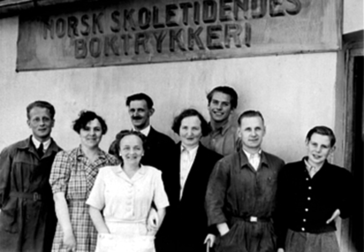 Anno Domkirkeodden, GRUPPE 8, NORSK SKOLETIDENDES BOKTRYKKERI, LUDVIGSEN, LOUISE ELVSVEEN, HJØRDIS WISTH, TORGERSEN, EVY EVENSEN, ALF SOLHEIM, ALFRED WISTH, HARRY ?, GRØNNEGATE 102