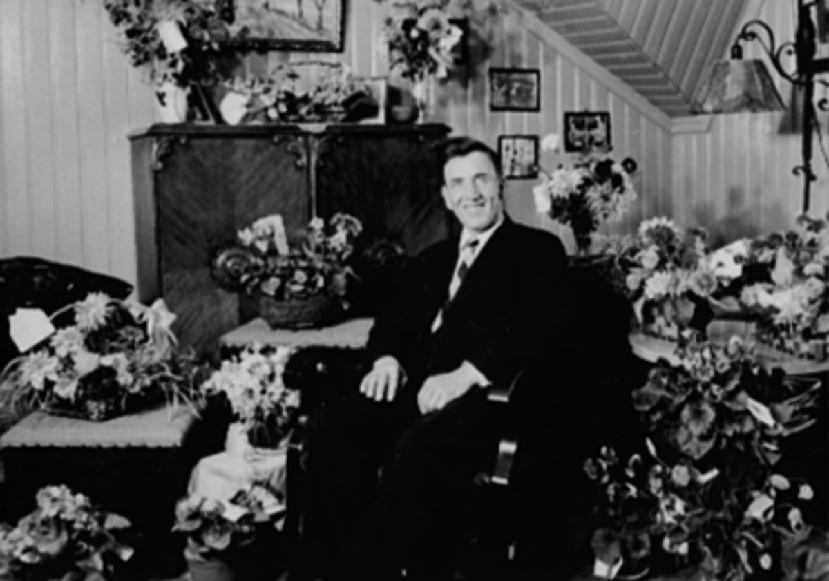 Anno Domkirkeodden, PEDER OLUF PEDERSEN, PER PEDERSEN 50 ÅR, FØDT 05. 09. 1895 - DØD 25. 07. 1971, REVY-PER, BLOMSTER