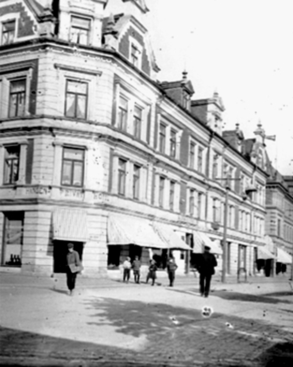 Anno Domkirkeodden, EKSTERIØR TORGGATA 3, HANSENS PRIVATE HOTEL, G. ØVERGAARD VIN OG KOLONIAL, SPORTSFORRETNING, SYVER ANDERSENS GÅRD