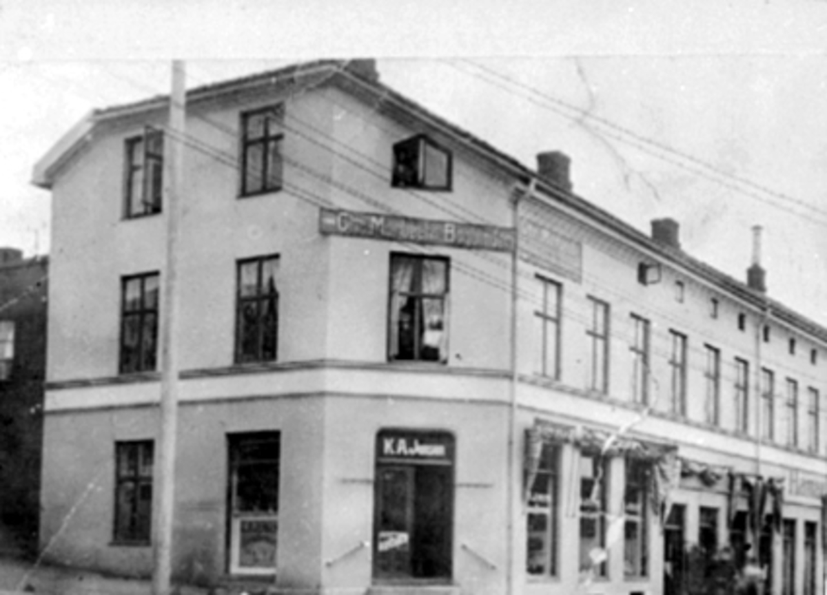 Anno Domkirkeodden, EKSTERIØR TORGGATA 19 SENERE TORGGATA 43, DEN FØRSTE GÅRDEN PÅ TOMTA BLE BYGGET I 1850. DETTE VAR ÅRET ETTAR AT BYEN BLE STIFTET. DENNE BYGNINGEN, KLUNGSETHGÅRDEN, BRANT I NOVEMBER 1980. K. A. JENSENS FORRETNING, CHR. MORBECHS BOKBINDERI