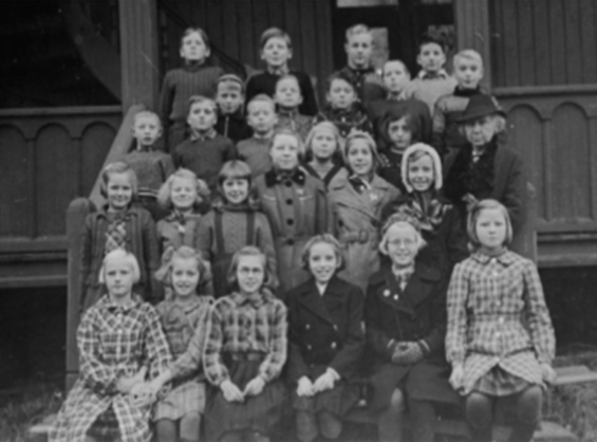 Anno Domkirkeodden, Gruppe 27, skoleelever og lærer Fredvang skole, 4.klasse 1940. Klassen hørte egentlig til på Rollsløkka skole, men på grunn av krigen gikk de en tid på Fredvang. Skolen var okkupert av tyskerne. .rekke f.v. Randi Wolleng, Liv Hansen, Thora Christiansen, Eva M. Lie, Bjørg Fallet, Inger Johansen. 2.r…