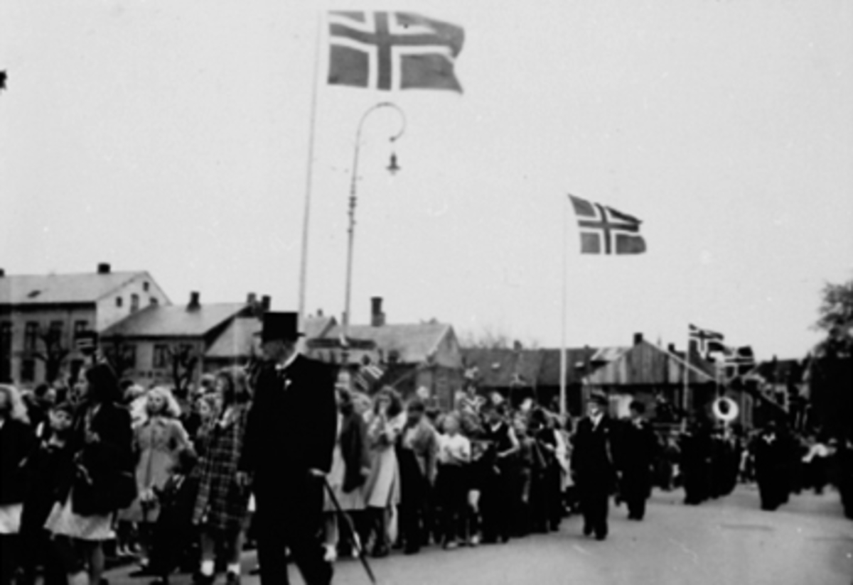 Anno Domkirkeodden, 17. MAITOG I STRANDGATA VED STORTORGET