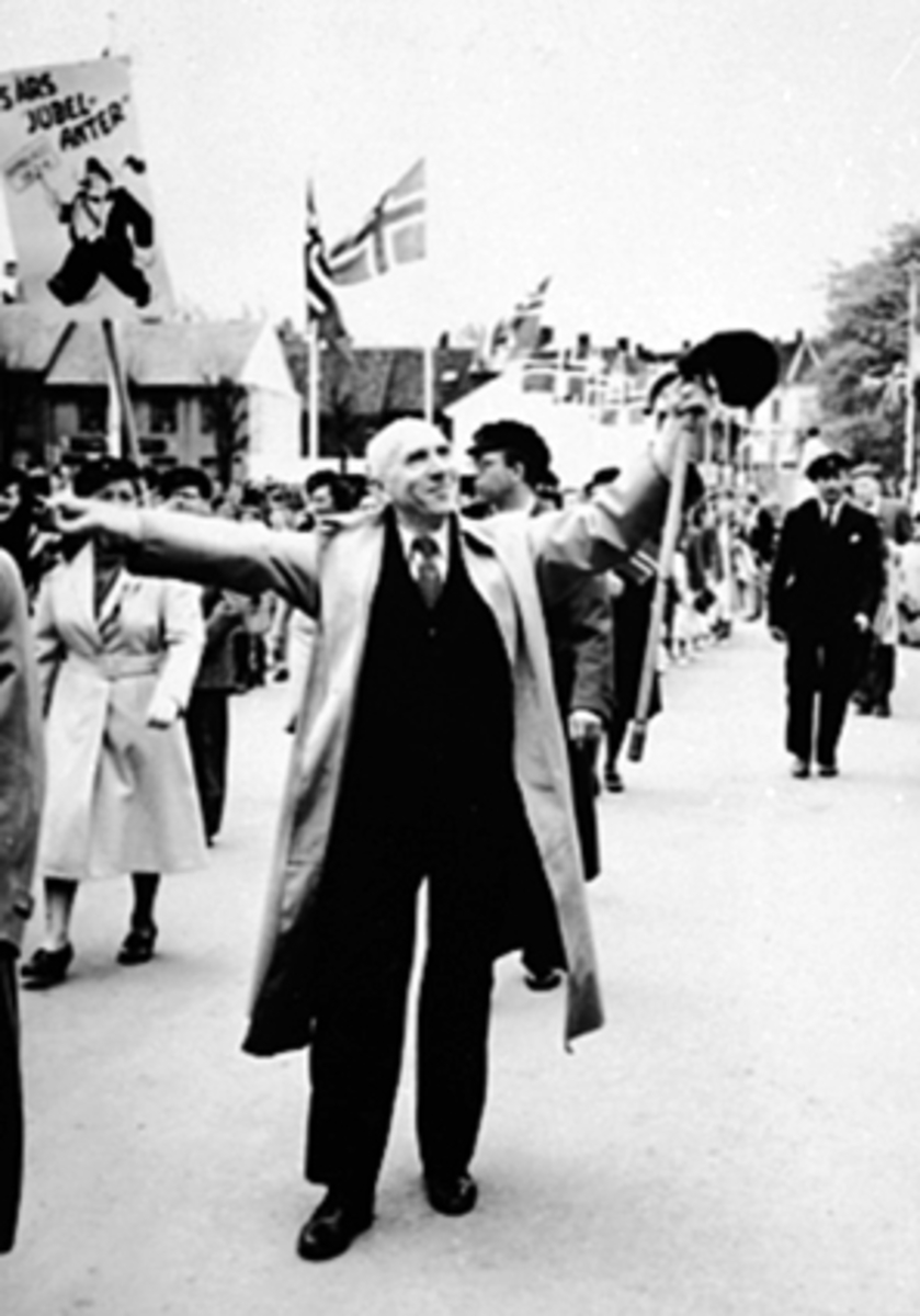 Anno Domkirkeodden, 17. MAI 1949, LEKTOR VED HAMAR KATEDRALSKOLE: JOHAN VILHELM CATO GRIEG I SKOLETOGET