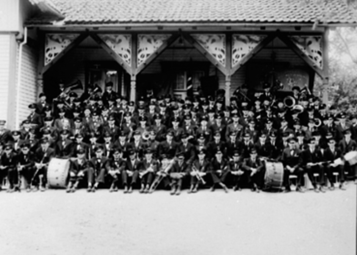 Anno Domkirkeodden, Hamar Park. Gruppe korpsmusikere. Mjøsegnenes Musikkforbund Musikkstevne. Hamar Ungdomskorps, Hamar Musikkforening, Lillehammer Musikkforening,