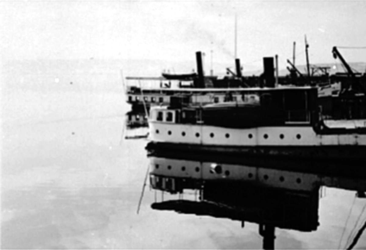 Anno Domkirkeodden, MJØSBÅTER: D. S. HAMAR OG M. S. KVIK VED HAMAR BRYGGE