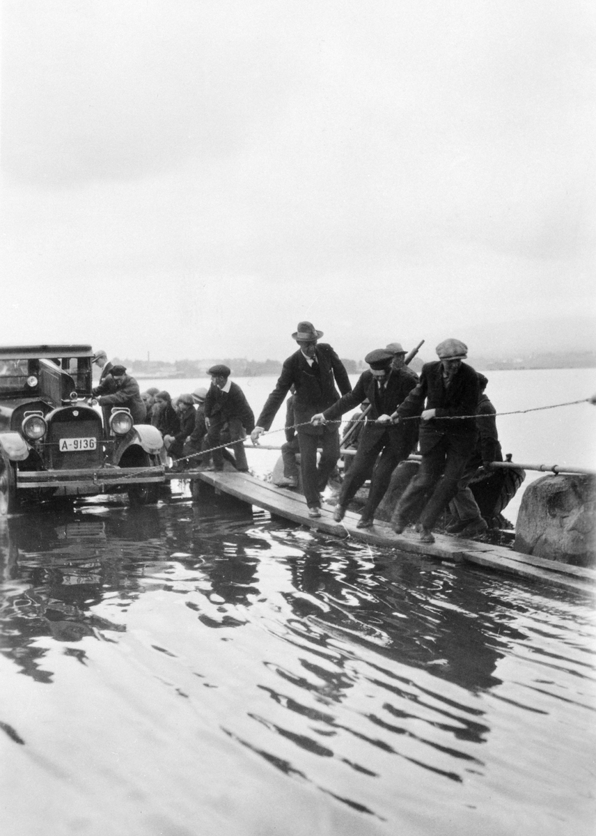 Anno Domkirkeodden, MJØSFLOM 1927, STANGEBRUA, MENN TREKKER EN BIL. MED KJETTING, TREGANGBRU. BILEN ER EN CHEVROLET 1927 MOD. MED REG NR. A-9136.