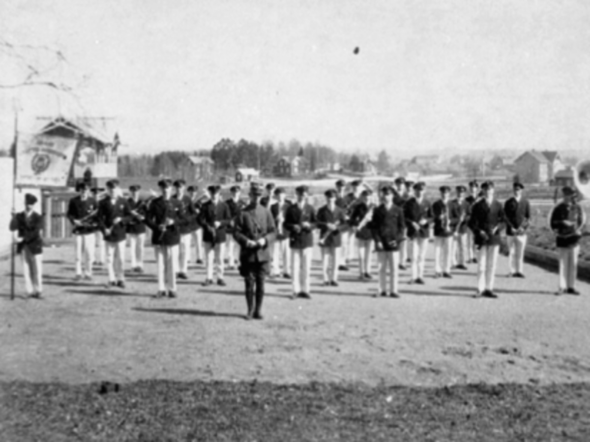Anno Domkirkeodden, HAMAR JANITSJARKORPS PÅ UTSTILLINGSPLASSEN. FORAN DIRIGENT PETER PETERSEN. HAMAR UNGDOMSKORPS BLE STIFTET I 1925. KORPSSET SKIFTET SEINERE NAVN TIL HAMAR JANITSJARKORPS. ETTER 2. VERDENSKRIG BLE DET SAMMENSLÅTT MED HAMAR MUSIKKFORENING TIL HAMAR MUSIKKORPS. SE I REGISTRERINGSSKJEMAET ETTER OPPSTILL…