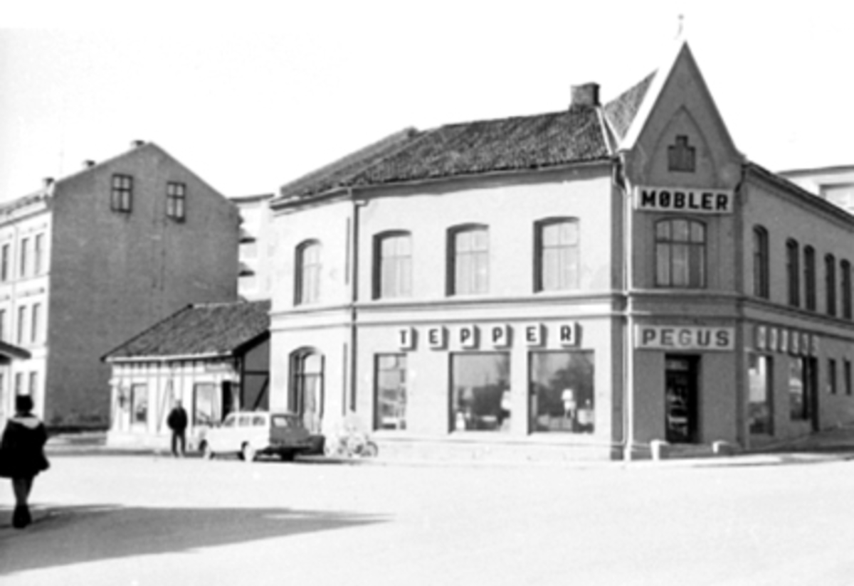 Anno Domkirkeodden, Storhamargata 12, Lille Strandgate 2. Pegus møbelforretning ( idag Basarene)