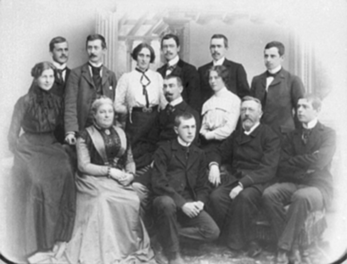 Anno Domkirkeodden, GRUPPE 13, FAMILIEN TIL STIFTSPROST ERICHSEN, FØRSTE RAD FRA VENSTRE: JACOBINE CARINE FØDT: HOVLAND 1844-1908, ANDREAS, HANS EMIL FØDT: 1842-1918, ANDRE RAD VENSTRE: INGRID FØDT: JENSEN (GIFT MED CHRISTIAN), EDVARD (GIFT MED ENDREA) EN UKJENT VENNINNE, BAKERSTE RAD FRA VENSTRE: JACOB, CHRISTIAN, EN…