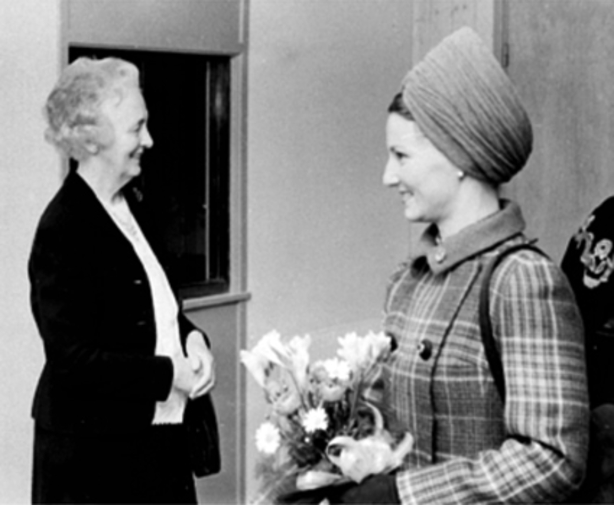 Anno Domkirkeodden, HAMAR HELSE OG VELFERDSSENTRAL, KRONPRINSESSE SONJA PÅ BESØK 17. 01. 1971, TIL VENSTRE: MARTHA HANSTAD?, ØSTREGATE 91, SENERE DRONNING