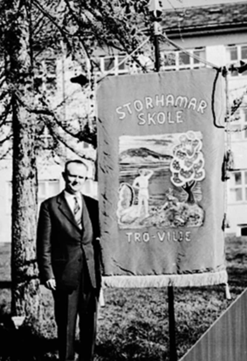 Anno Domkirkeodden, OVERLÆRER KRISTOFFER KLEPPE MED SKOLEFANA FOR STOHAMAR SKOLE, FREDRIK MONSENS GATE 52