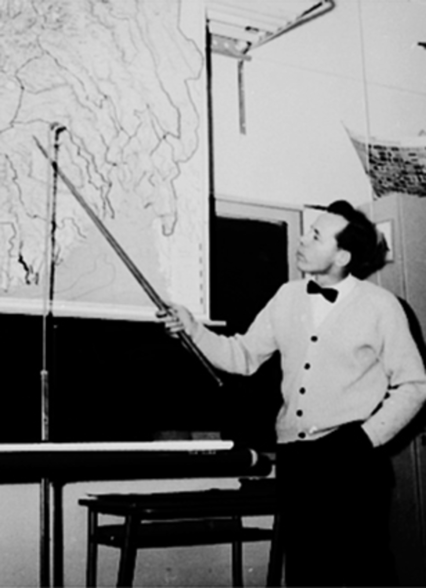 Anno Domkirkeodden, INTERIØR KLASSEROM PÅ STORHAMAR SKOLE, LÆRER, SENERE REKTOR BREDE STUBSTAD UNDERVISER I GEOGRAFI, TAVLE OG KART, FREDRIK MONSENS GATE 52