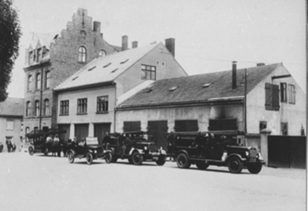 Anno Domkirkeodden, HAMAR BRANNSTASJON, GRØNNEGATA 70, BRANNMENN MED GAMMELT OG NYTT BRANNUTSTYR, BRANNBIL, STIGEBIL