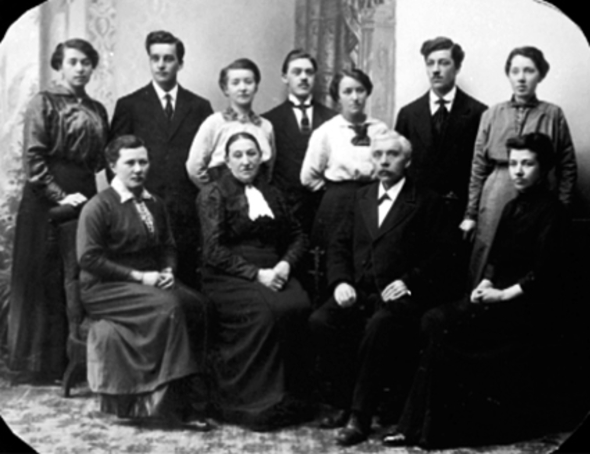 Anno Domkirkeodden, GRUPPE 11, FORAN FRA VENSTRE: MAJA BJØRNÆS GIFT PEDERSEN, OTHINE BJØRNÆS, PEDER BJØRNÆS, ANNA BJØRNÆS GIFT HAGEN, BAK FRA VENSTRE: AASTA, SIGURD, BORGHILD, HARALD, MARGRETHE, ARNE OG RAGNHILD WALBERG