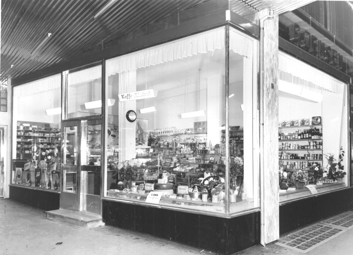Anno Domkirkeodden, EKSTERIØR AV KOLONIALFORRETNINGEN TIL G. JENSEN I STRANDGATA 71, CASA BLANCA