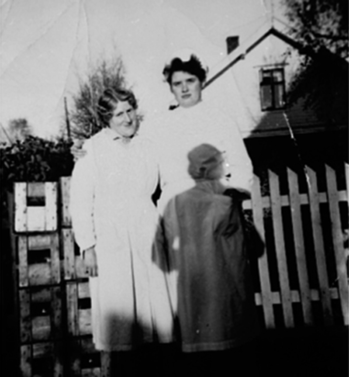 Anno Domkirkeodden, ROLLSLØKKA KOLONIAL, HOLSETGATA 77, GRUPPE 2: HILDA OLSEN OG UKJENT
