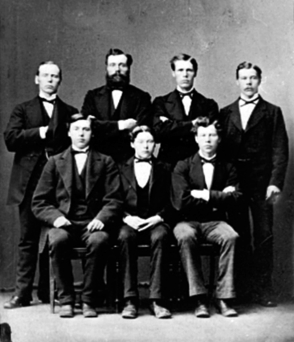 Anno Domkirkeodden, GRUPPE 7 MENN, FORAN FRA VENSTRE: MATHIAS HAMMER FØDT 1859, PETER HAMMER FØDT 1863 OG LUDVIG HAMMER FØDT 1857, BAK FRA VENSTRE: BERNT NIELSEN FØDT 1849, PEDER THORSHAUG FØDT 1847, JOHAN NIELSEN FØDT 1854 OG LARS NIELSEN 1851 - 1934