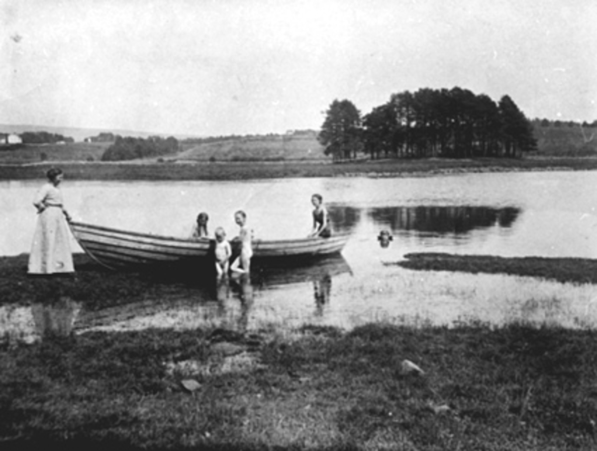 Anno Domkirkeodden, ÅKERSVIKA, BADE, ROBÅT, TEKST: MAMMA, MARTHE, HANS, ASTRID, RAGNA OG WENCHE, LYSTAD