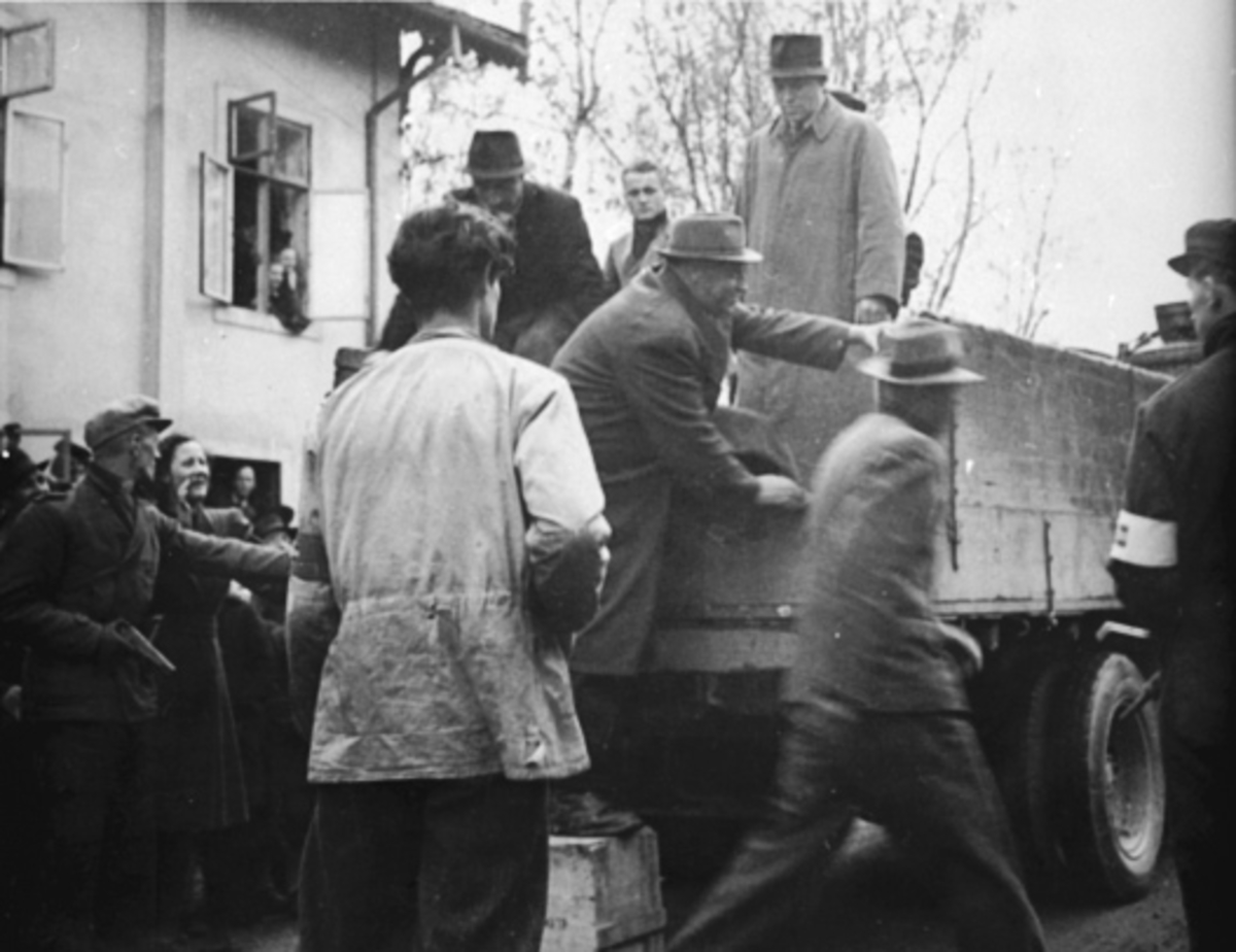 Anno Domkirkeodden, FRIGJØRINGSDAGENE MAI 1945, ARRESTASJON AV NAZISTER ETTER KRIGEN AV HJEMMEFRONTEN, FANGENE KJØRES PÅ LASTEBILER.