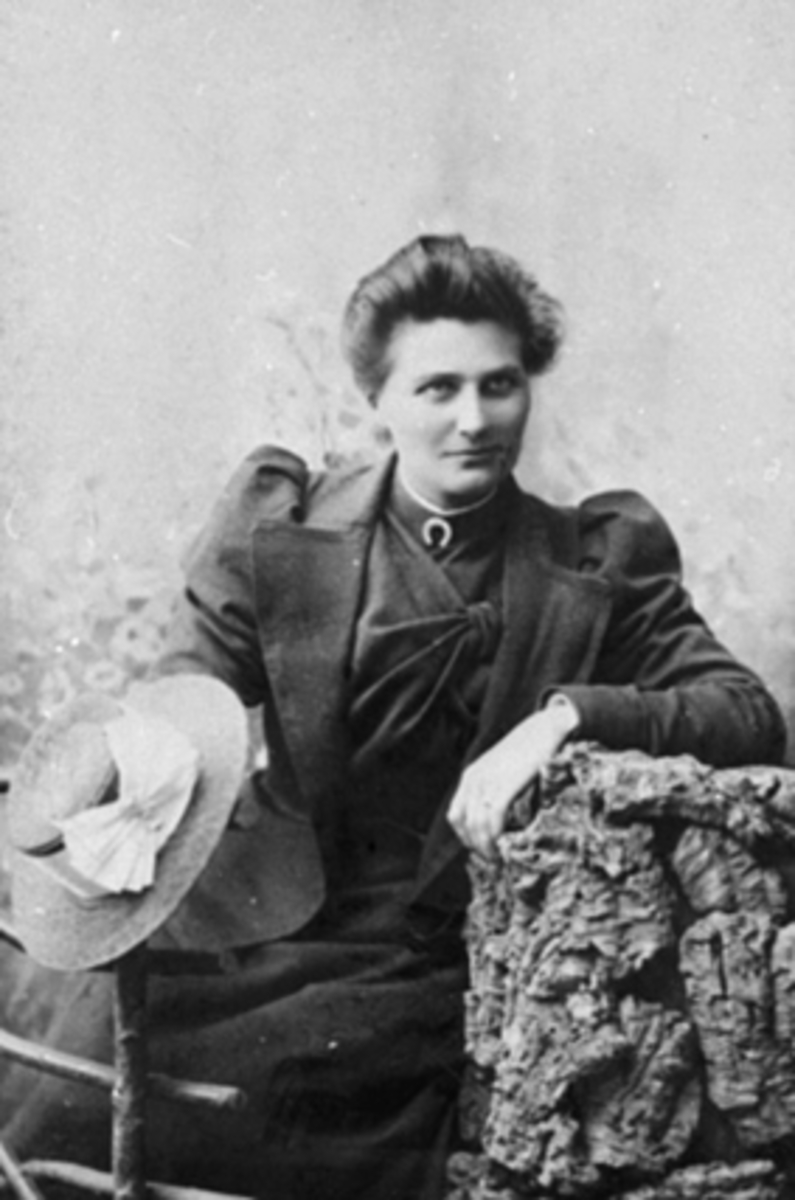 Anno Domkirkeodden, REGINE NORDGAARD, HATT, KVINNEKLÆR