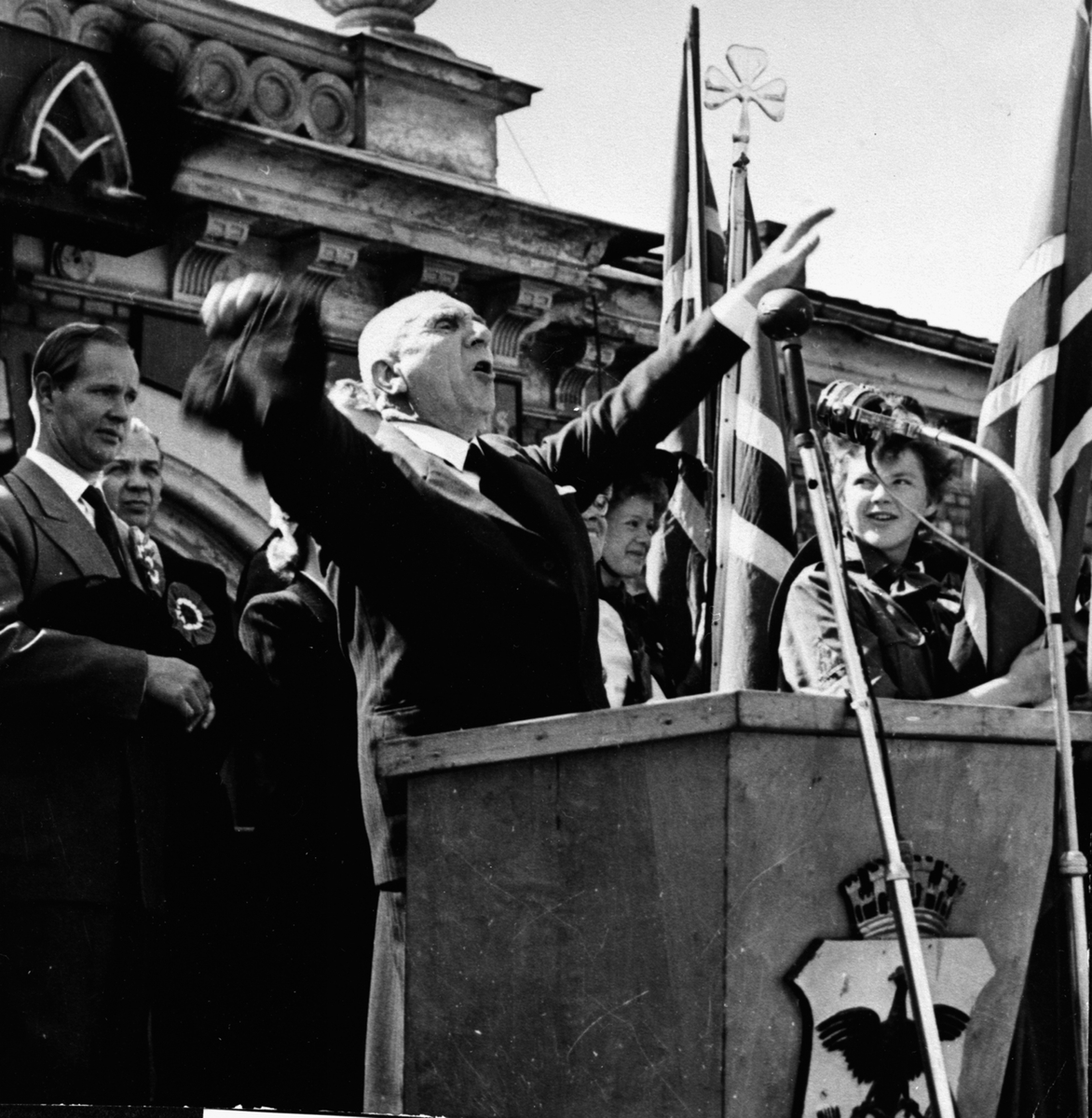 Anno Domkirkeodden, LEKTOR JOHAN VILHELM CATO GRIEG PÅ TALERSTOLEN PÅ STORTORGET 17. MAIHAN ARBEIDET PÅ SKOLEN FRA 1916 TIL 1953