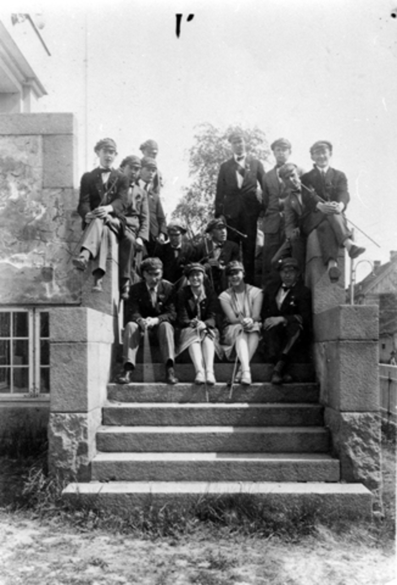 Anno Domkirkeodden, HAMAR KATEDRALSKOLE. GRUPPE RUSS I SØNDRE SKOLETRAPP. NAVN M. BRINCH, B. SANDBAKKEN, A. UDGÅRD, H. NORD, J. AARSKOG, S. SOLBRAA, P. OTTESTAD, A. H. OLSEN, A. ROLSDORPH, K. FUGLESETH, J. AA. AAS, P. BØRKE, G. JENSEN, R. FODSTAD.