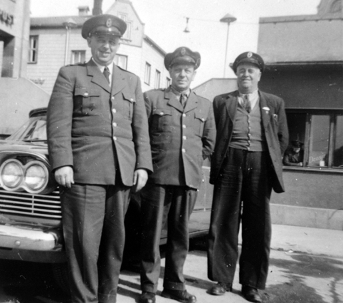 Anno Domkirkeodden, HAMAR TAXISENTRAL, DROSJESJÅFØRER. FRA VENSTRE PETTER DAHL, PAUL WANG OG OLE HAUGSRUD, DROSJESENTRALEN PÅ ØSTRE TORG, DROSJEN ER PLYMOUTH 1957-58