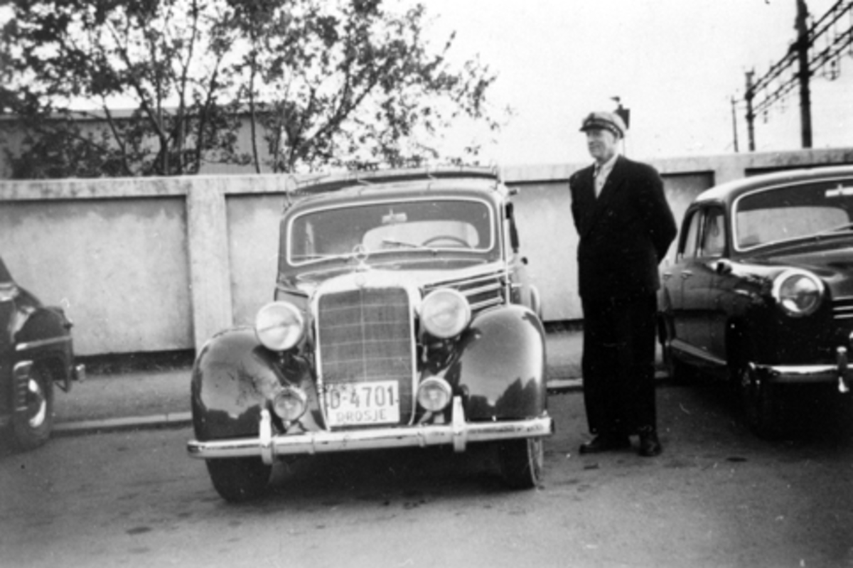 Anno Domkirkeodden, HAMAR TAXISENTRAL. DROSJEEIER HÅKON REFSAHL VAR DEN FØRSTE SOM KJØPTE DIESELBIL. HER VED SIDEN AV SIN MERCEDES D-4701 I 1953