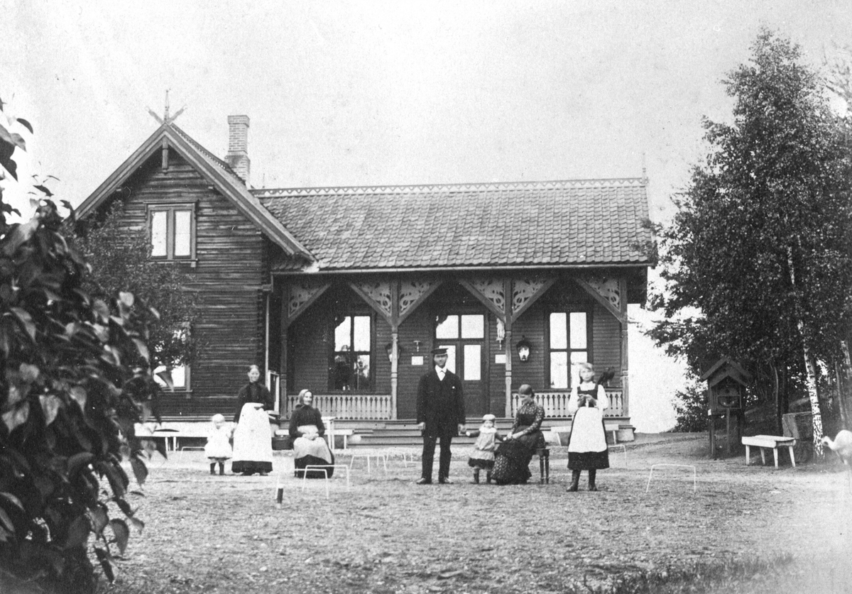 Anno Domkirkeodden, HAMAR PARK INNVIET I 1879. VAKTMESTERBOLIGEN. SVEITSERSTIL. RESTAURANTEN TIL HØYRE. GRUPPE 7. CROCKETSPILL.