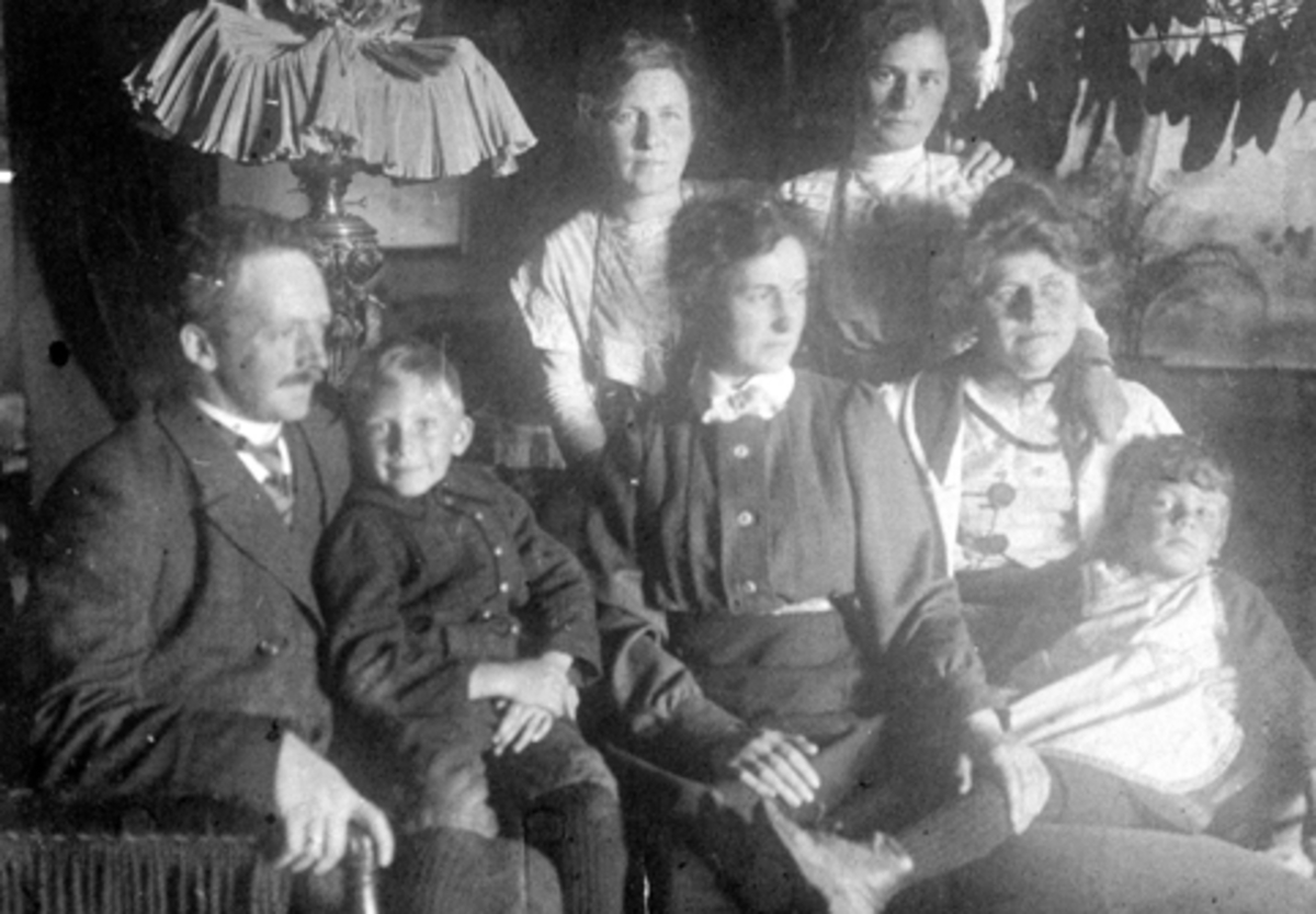 Anno Domkirkeodden, FAMILIEGRUPPE. FURUBAKKEN. SAGATUN. MARIA OG FRANZ BERG, MARIT OG JENS STEEN M/FAMILIE