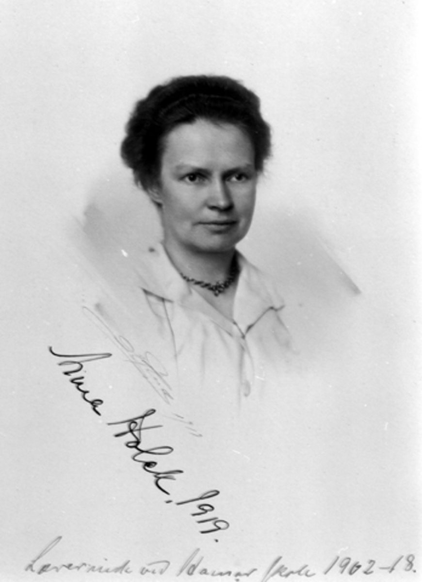 Anno Domkirkeodden, ANNA HOLCK. ( 1877-1957). LÆRER VED HAMAR KATEDRALSKOLE 1902-1918. Se Hamar Historielags årbok 2013. " Kvinnesak og samfunnsutvikling"
