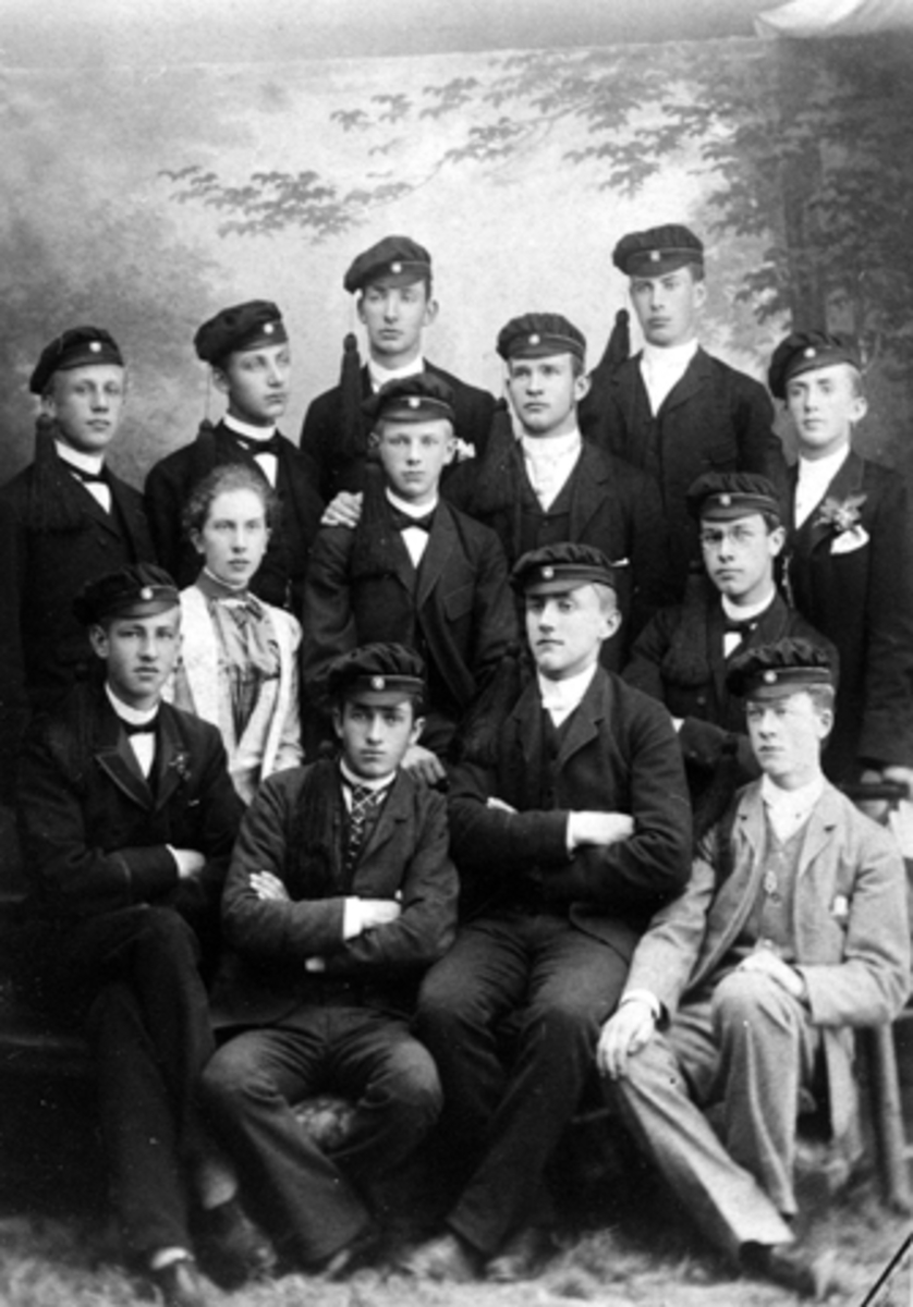 Anno Domkirkeodden, HAMAR KATEDRALSKOLE. GRUPPE STUDENTER. FORAN FRA VENSTRE ADOLF HORN, HARALD LYSSAND, THEODOR VINDINGSTAD OG ANDREAS ERICHSEN. I MIDTEN FRA VENSTRE HANNA OLIVIA ØSTBYE, KRISTOFFER REE, KRISTIAN HOPP, NDREAS ERICHSEN. BAK FRA VENSTRE MARTIN VEFLINGSTAD, JØRGEN HØRSAND, KRISTIAN LUND OG SIGURD MÆLLERU…
