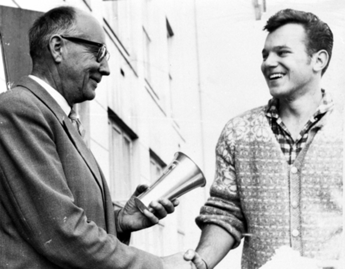 Anno Domkirkeodden, KARL R. GLORUD, ELEV VED HAMAR KATEDRASKOLE, MOTTAR POKAL FOR NY REKORD I DISKOS VED LANDSIDRETTSTEVNET I 1961.