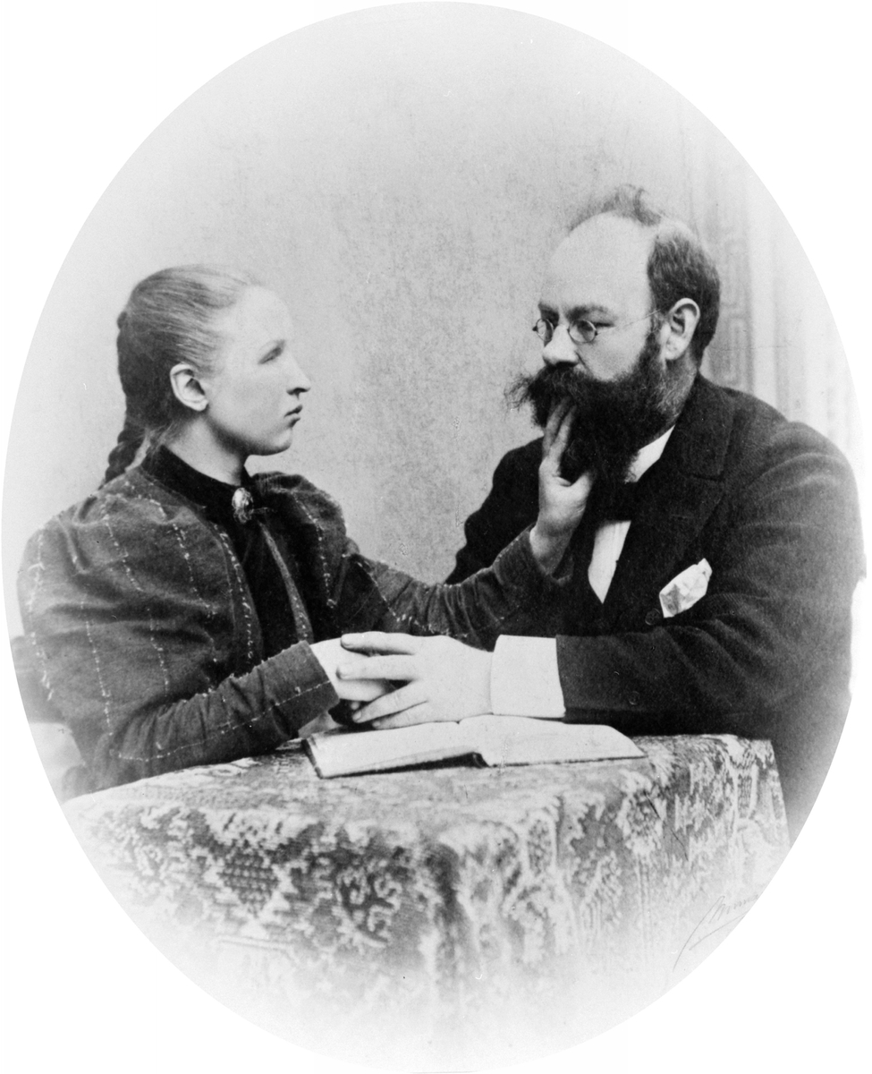 Anno Domkirkeodden, Ragnhild Kåta (1873-1947) og Elias Hofgaard (1856-1906), døveskolen. Undervisning av døve, blinde. Ved å plassere fingrene på den talendes munn og lepper kunne Ragnhild kjenne vibrasjonene og avlese lyden taktilt. Metoden Hofgaard brukte for å lære Kåta ble kjent som "Hofgaard method" i resten av v…