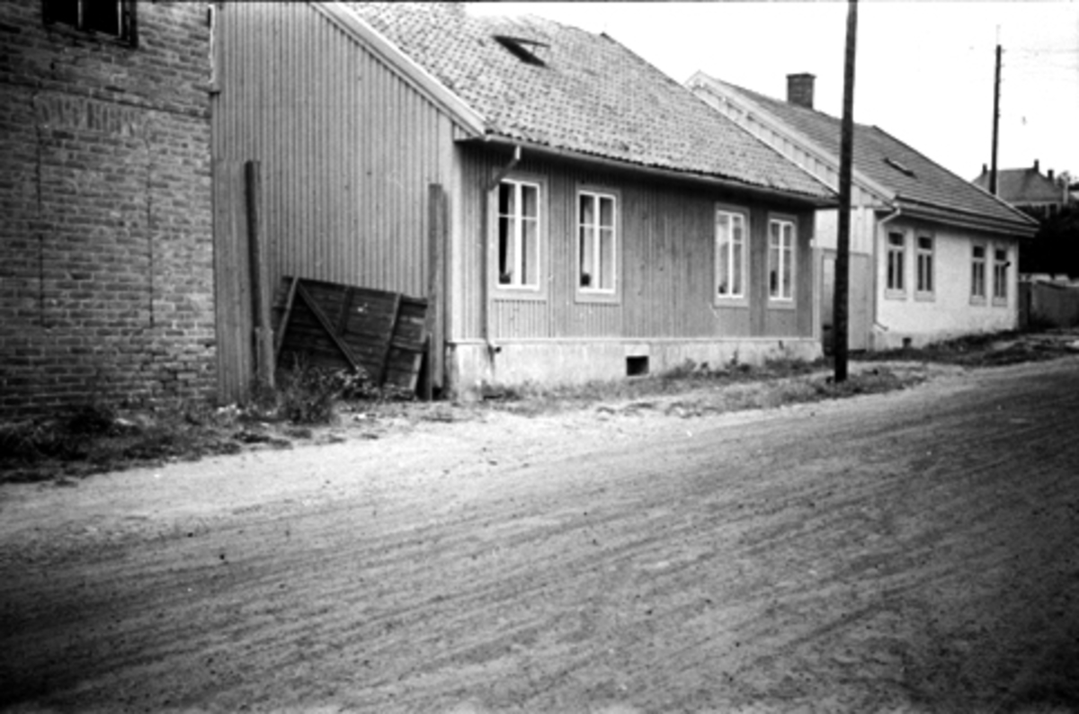 Anno Domkirkeodden, MORTERUDSGATE 22. SMÅHUS SOM BLE REVET I 1958/59. DROSJEEIER SMEBØL BODDE I HUSET T. H.